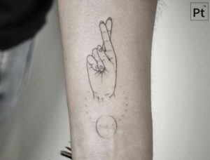 Amazing Body Tattoo Art (1) - Crossed Finger
